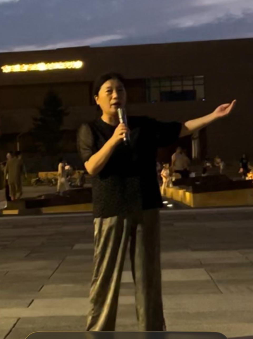 傍晚公园歌声响彻云霄，可见人们的心情有多么的舒畅，好生活欣日常。