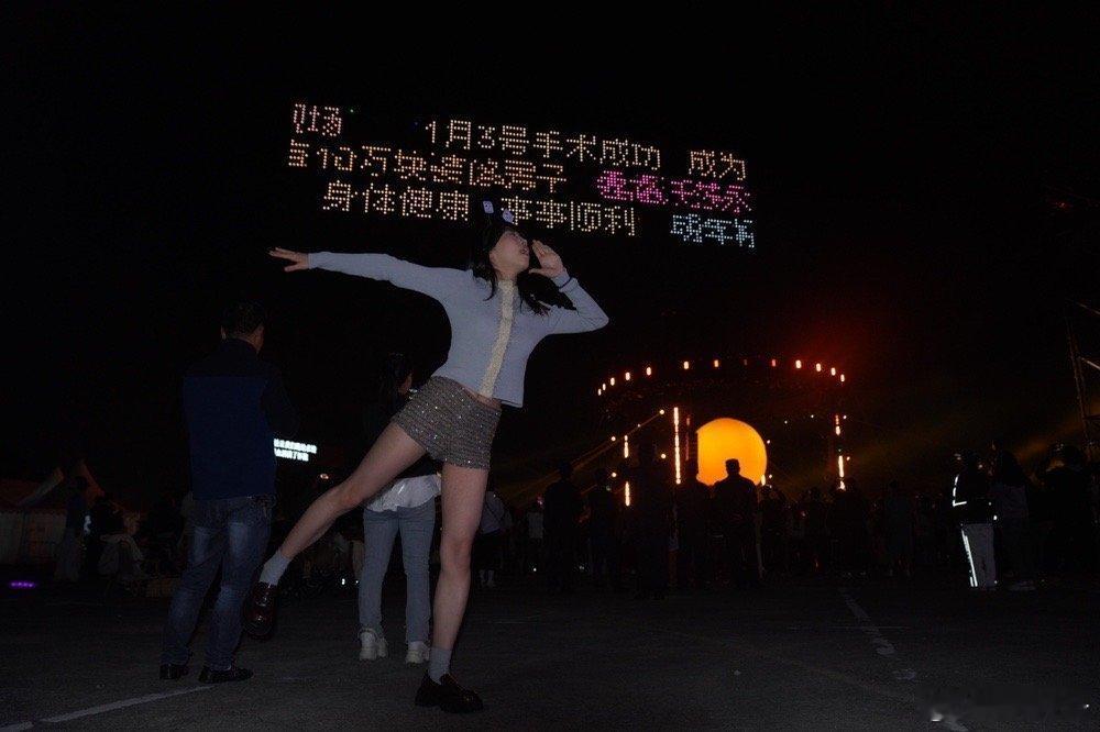 接住了天上的新年祝福  2025年的仪式感满满！5000架无人机组成的弹幕，小破