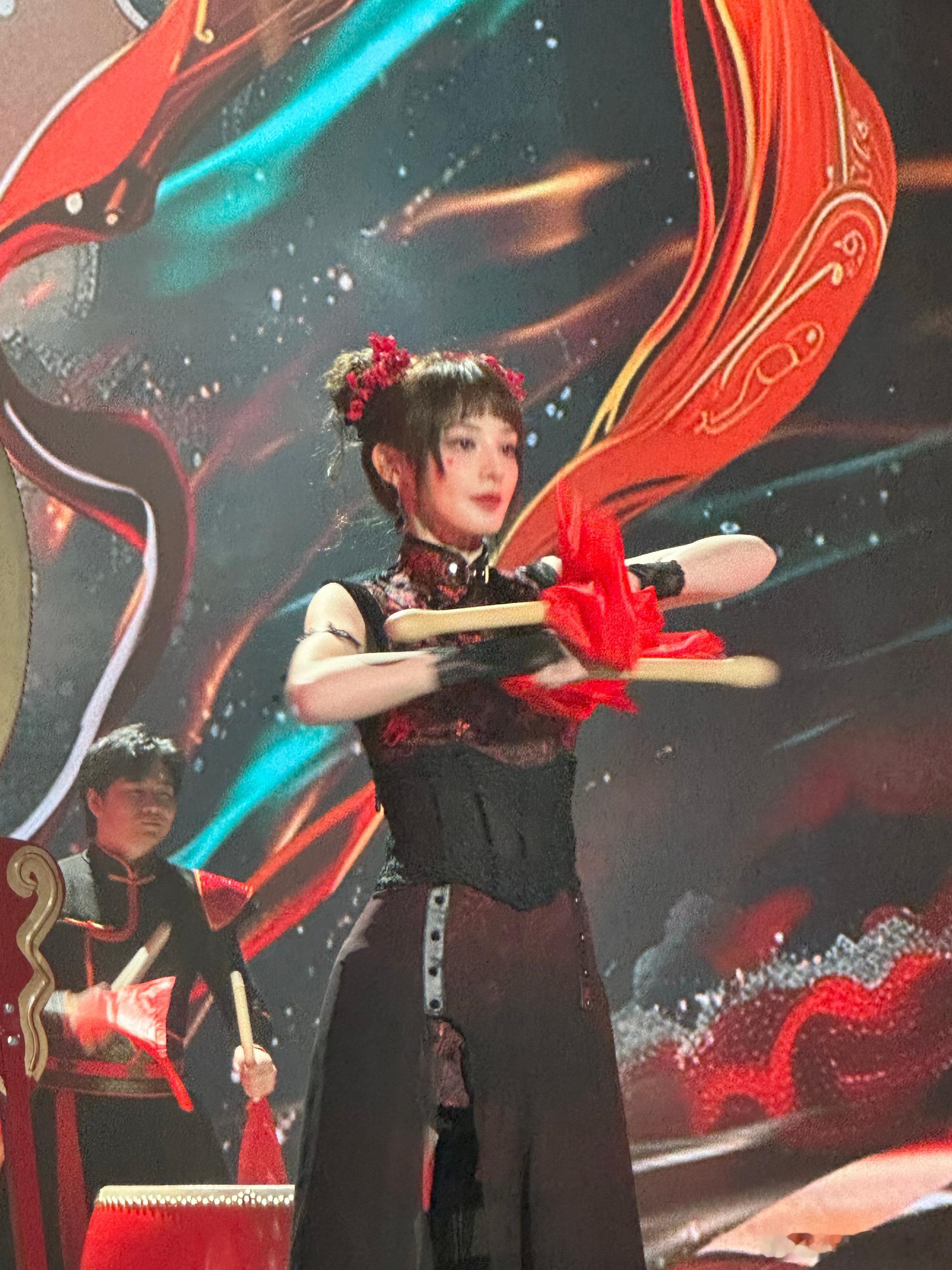 彭小苒新中式双丸子头没想到双丸子头和新中式这么配！彭小苒穿在身上，既有旗袍的端庄