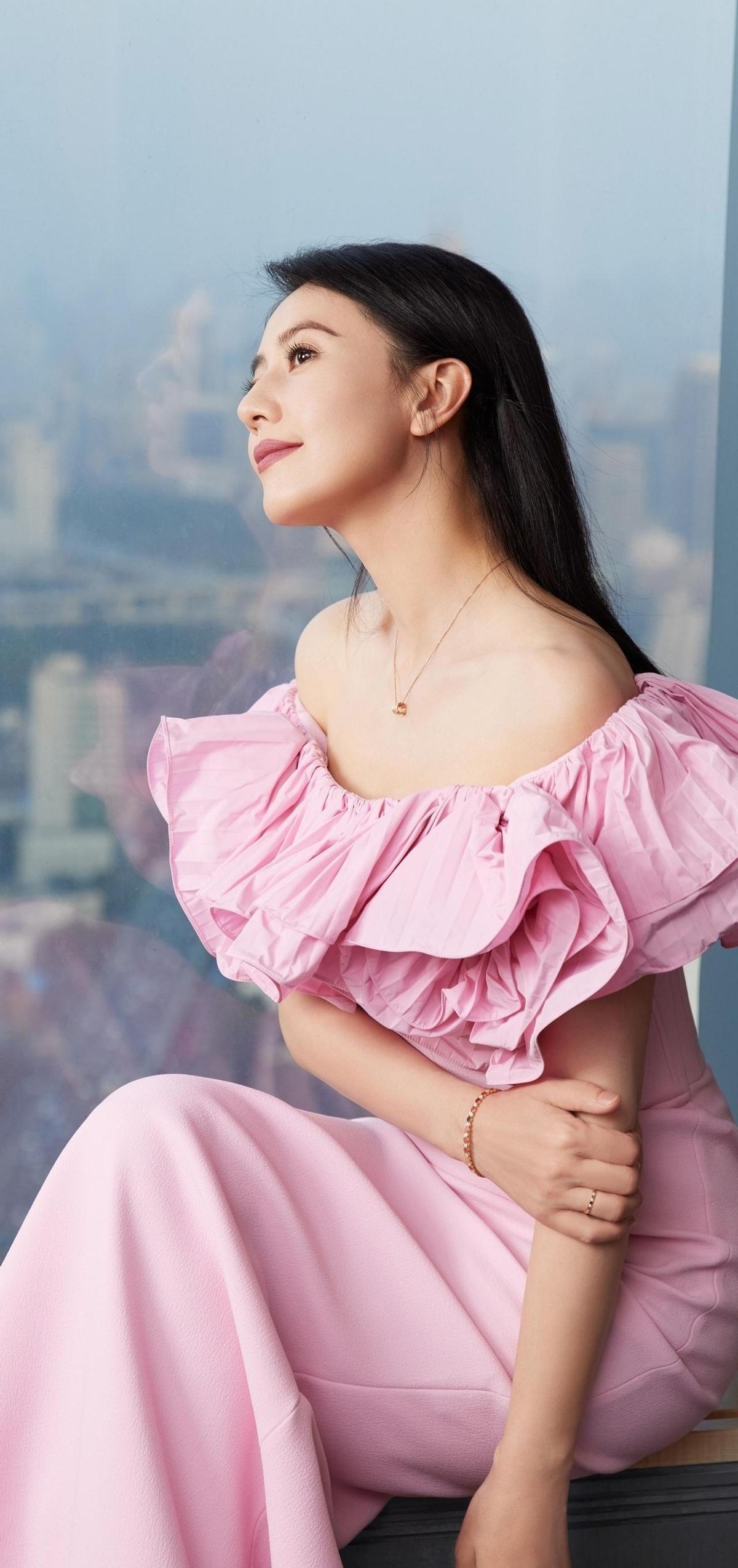 高圆圆穿件粉裙子，没logo没配饰，全网疯了。
不是少女粉，是女人的粉。
真丝贴