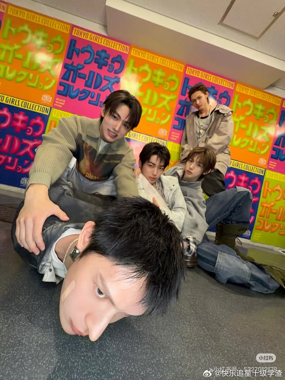 一百年无人能懂这个拍照姿势 