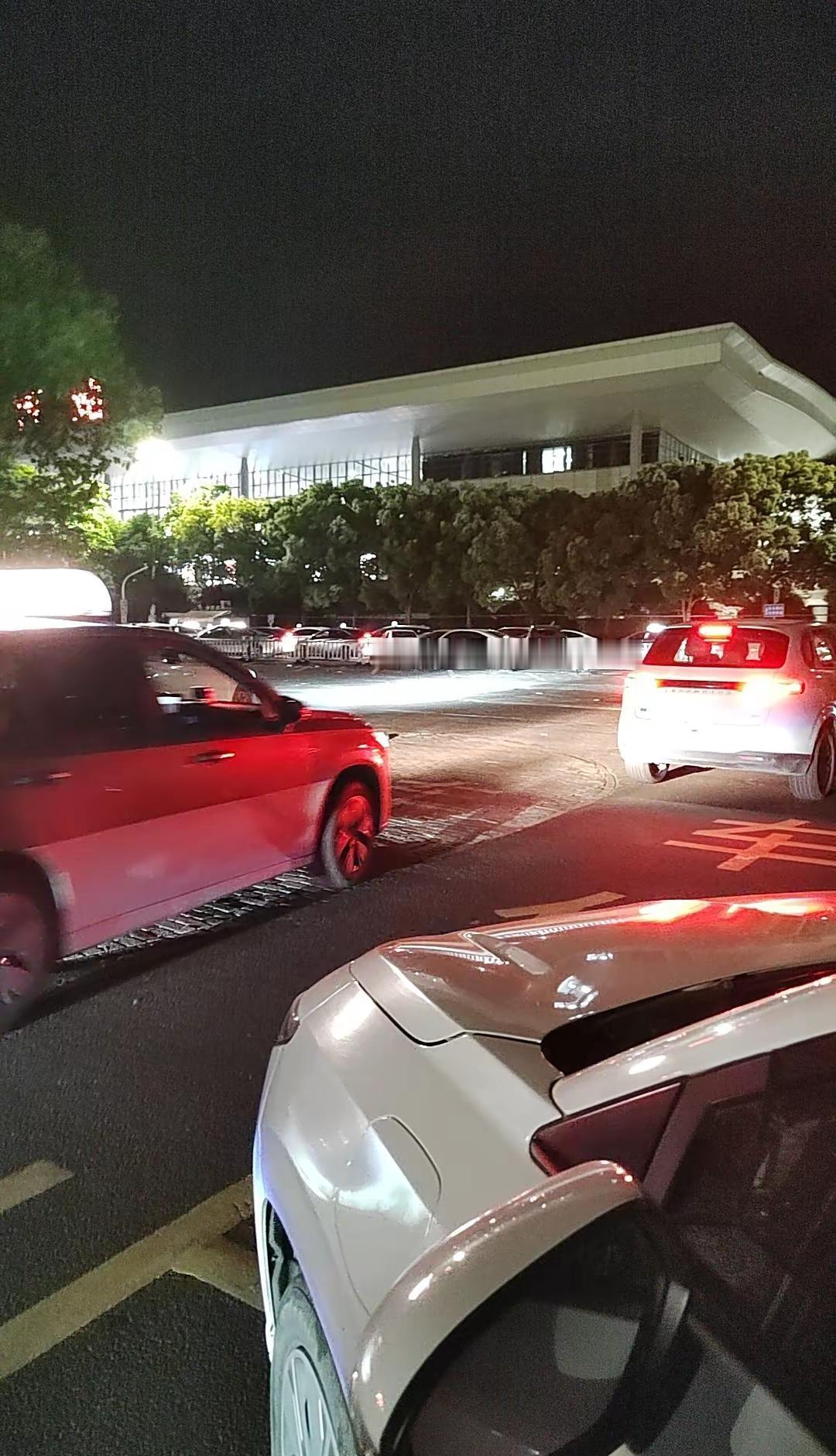 这里广场面积大，干净有秩序，停车位多，且绿化很好！为黄岩点赞👍为台州西站领导点