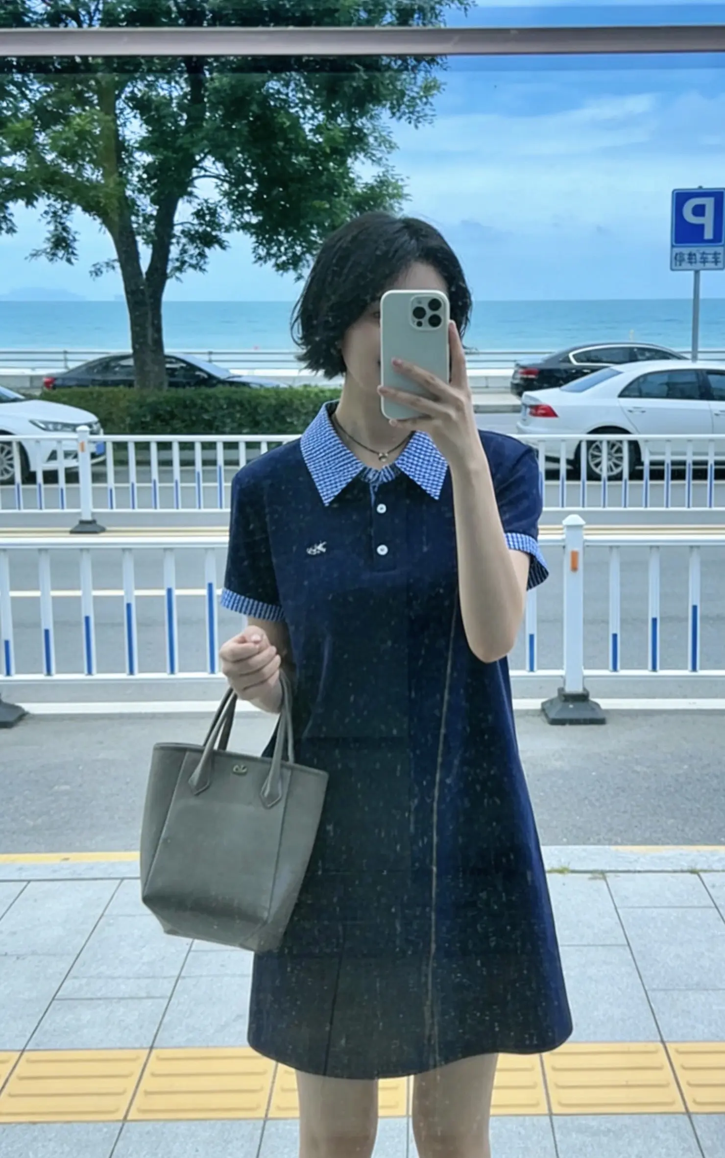 "生活或许不完美，但快乐从不缺席，心要像伞一样，撑得起，收得住，活成自...