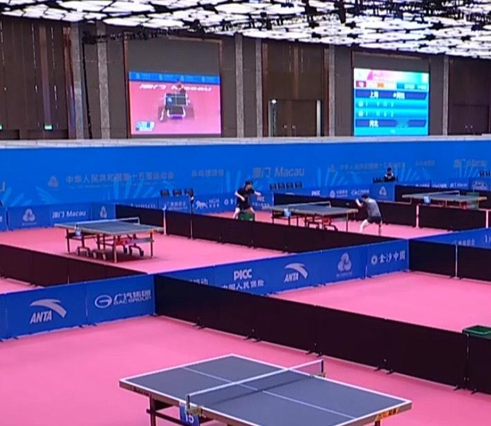 还在热身场的王楚钦马龙 