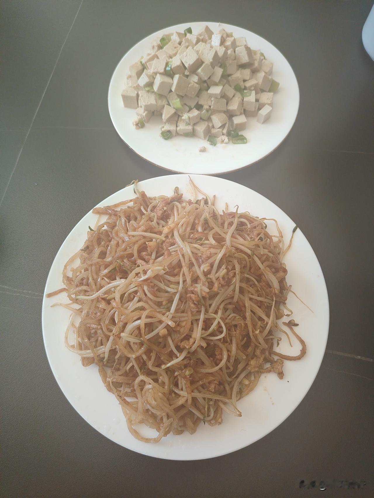被清凉山一盘肉炒饼折服

上午起床晚，喝了杯咖啡，计划着去贾庄古镇转转，顺便吃顿