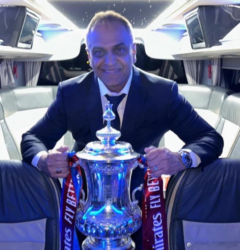 《每日邮报》报道了曼联的最新动态，艾哈迈德成为红魔新任运动医学主管。卡里克和他的