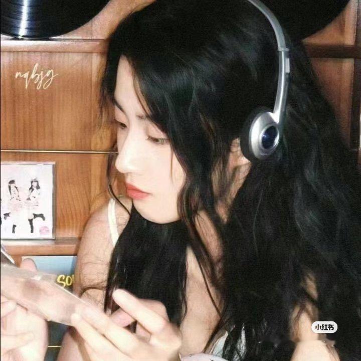 卢昱晓预制朋友圈 我记得她好像是喜欢集邮美女来着，我也喜欢美女，也算是共同点了，