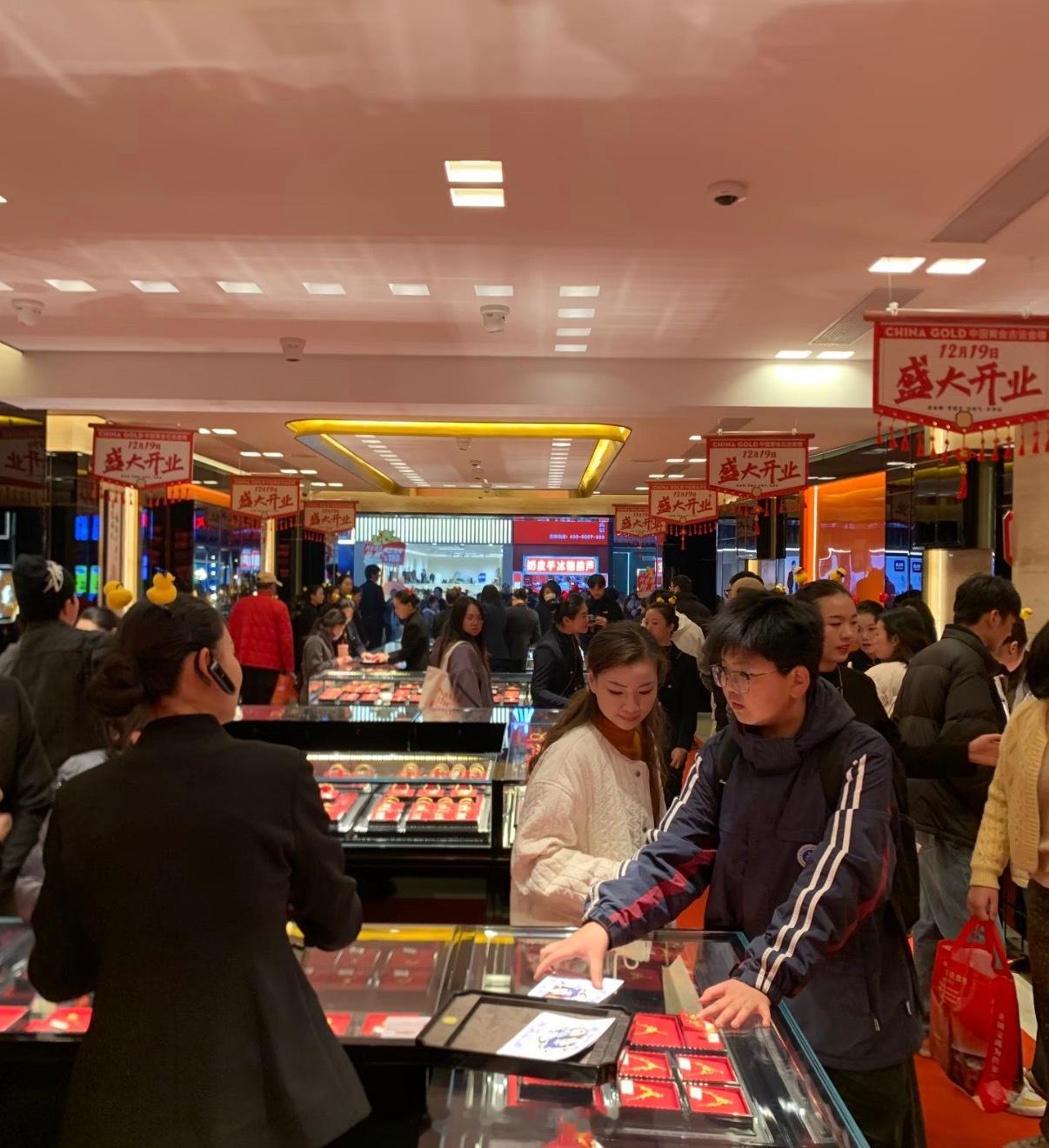 黄金价格跌跌不休现在的黄金让人看了提不起兴趣，不像前一段日子，引起了一股黄金热主