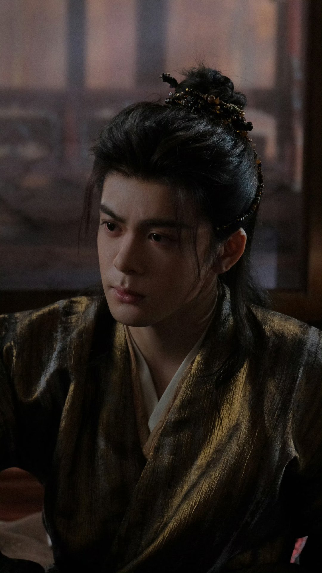 曾舜晞小说中的法师有了脸 小说里那种“能御物、有禅意又能打”的法师形象，有了具象