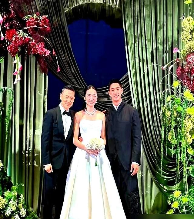 58岁港姐遗孀吴婉芳，再次成了豪门圈的“隐形话题”。

丈夫胡家骅睡梦中离世已7