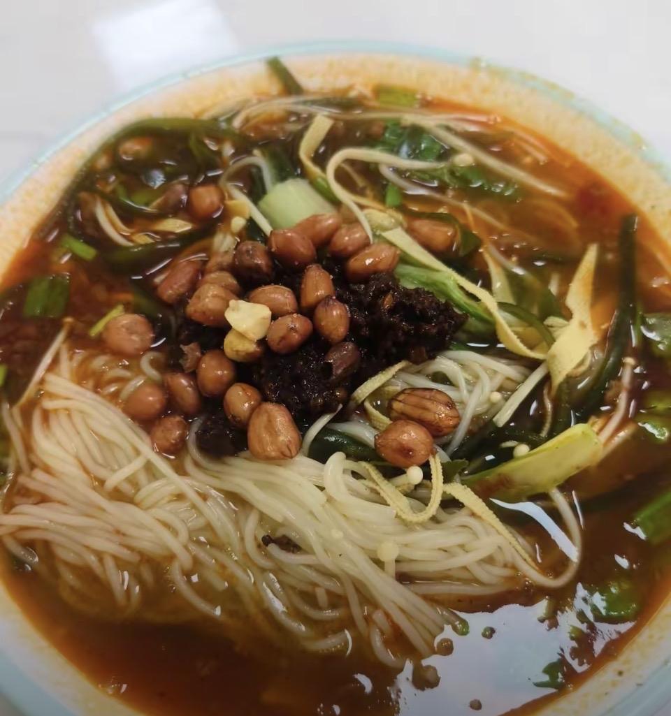 一碗热气腾腾的牛肉面，配上花生和青菜，满足你的味蕾！🍜🥜🥬