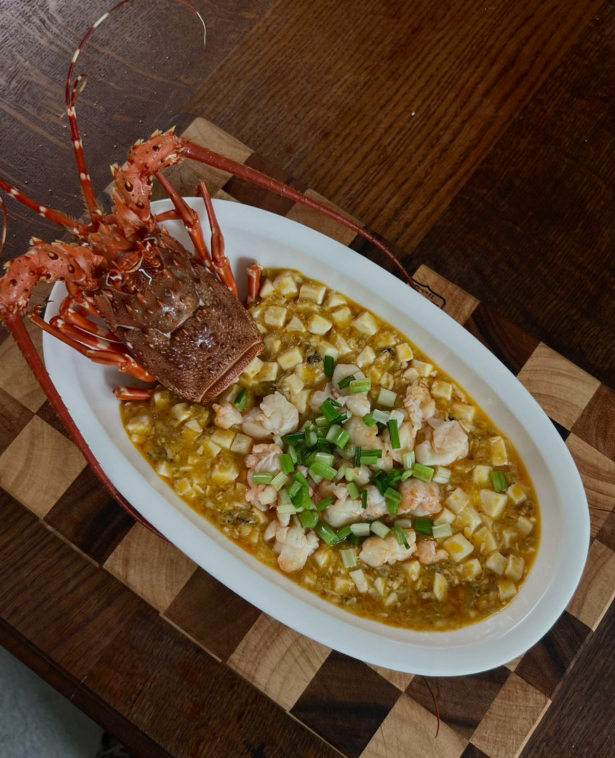 上周五，跟南京淮扬菜米其林主厨偷师的一天龙虾蟹黄豆腐、干焗梭子蟹、鳝丝韭黄煲仔饭