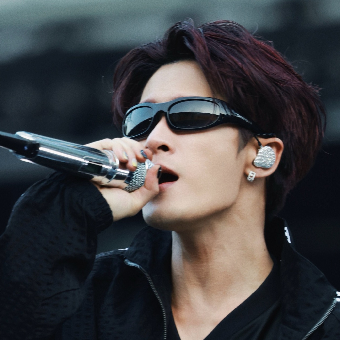 我不行了🥵🥵🥵换了新耳返，做了美甲，换了新发色，貌似话筒也是新的，檀健次你