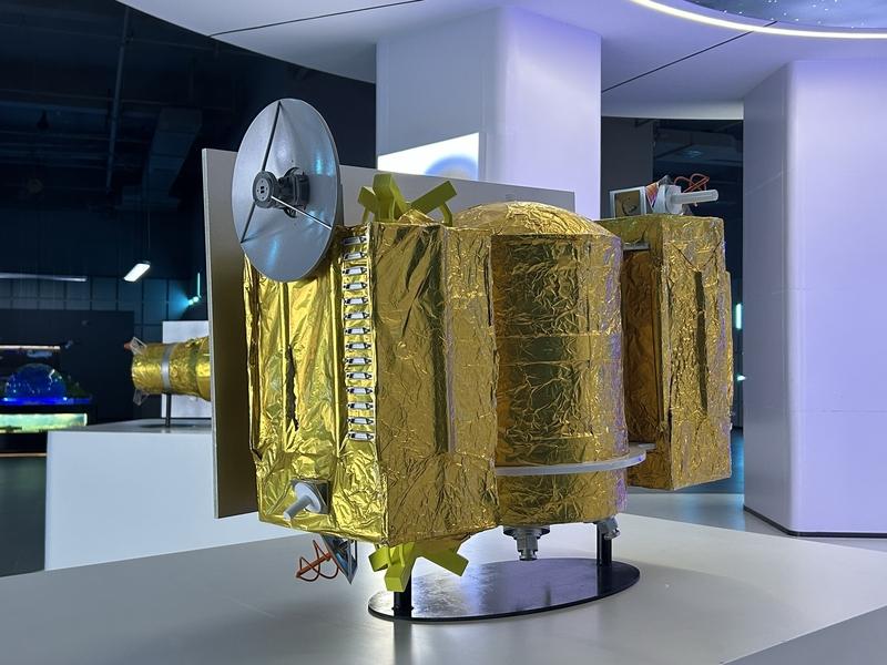 我国商业卫星发展对全球影响深远。在情报获取方面，它终结了西方的长期垄断，使全球军