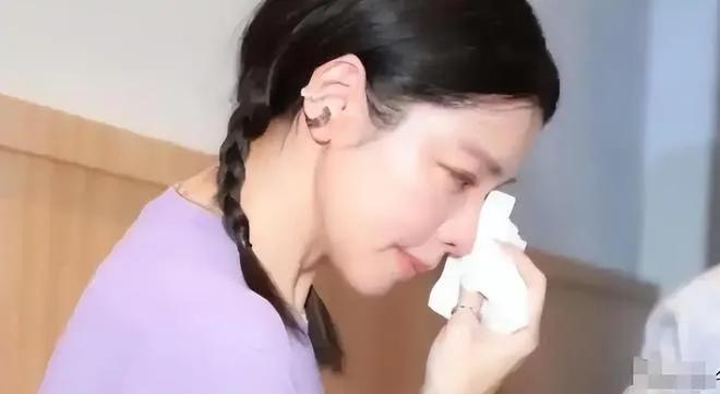 徐若瑄患甲状腺癌后发声，感谢粉丝支持。她积极面对治疗，已康复。她提醒大众注重健康