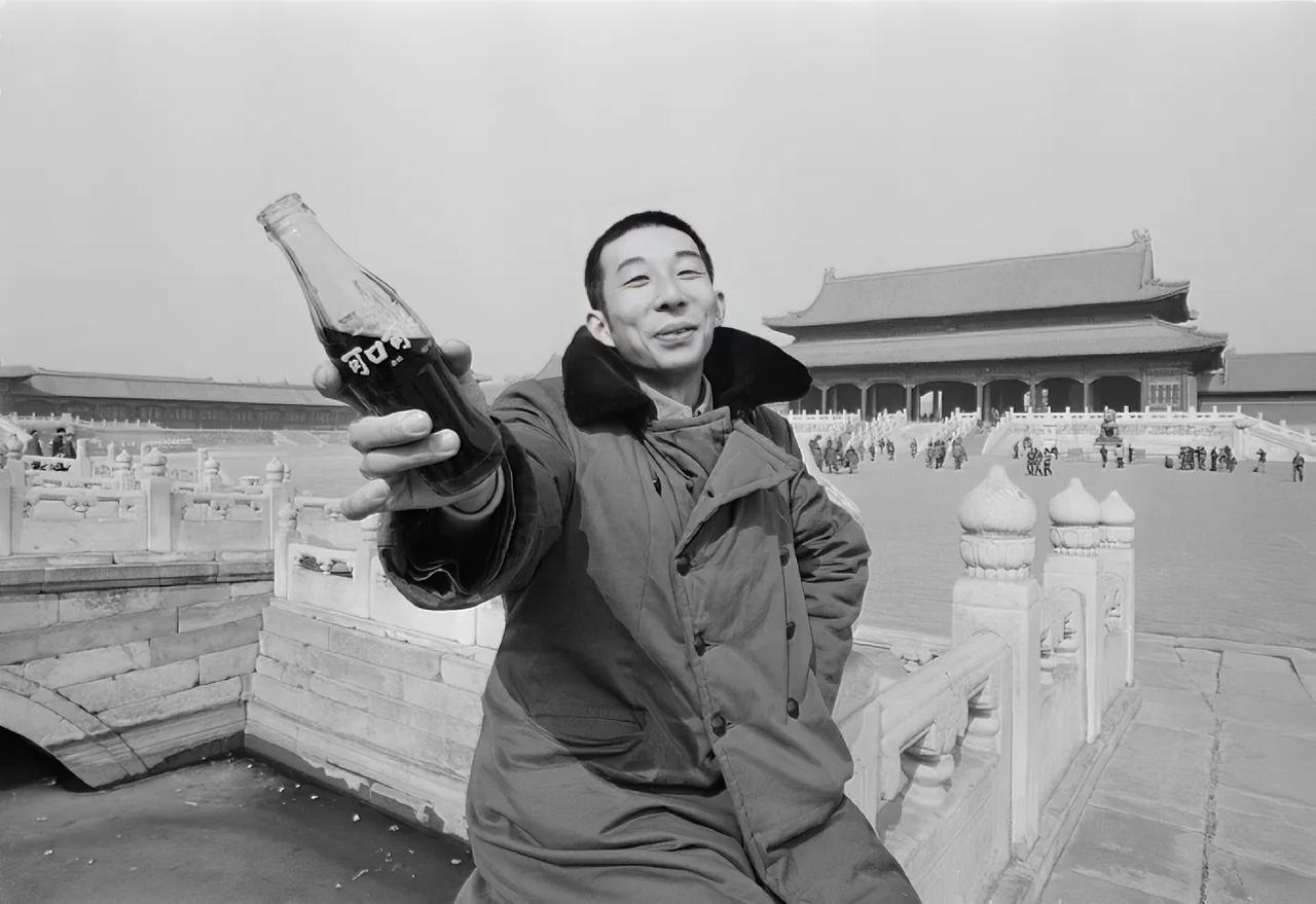 历史老照片：在故宫里喝可乐的年轻人
1981年，北京故宫，“尝起来马马虎虎”，一