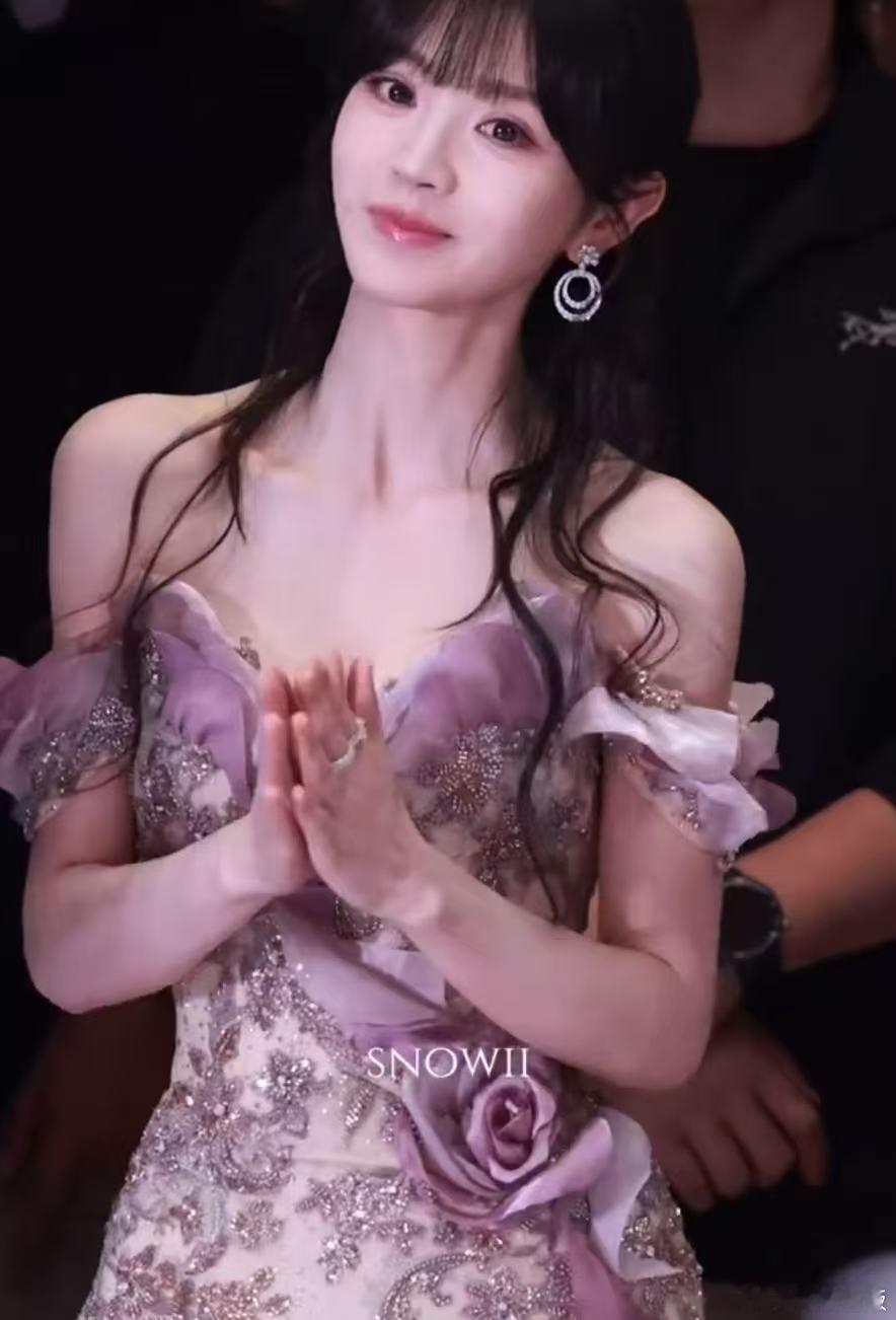 田曦薇北京活动人气田曦薇紫色花朵裙田曦薇紫色花朵裙，漂亮，[嘻嘻][嘻嘻][嘻嘻