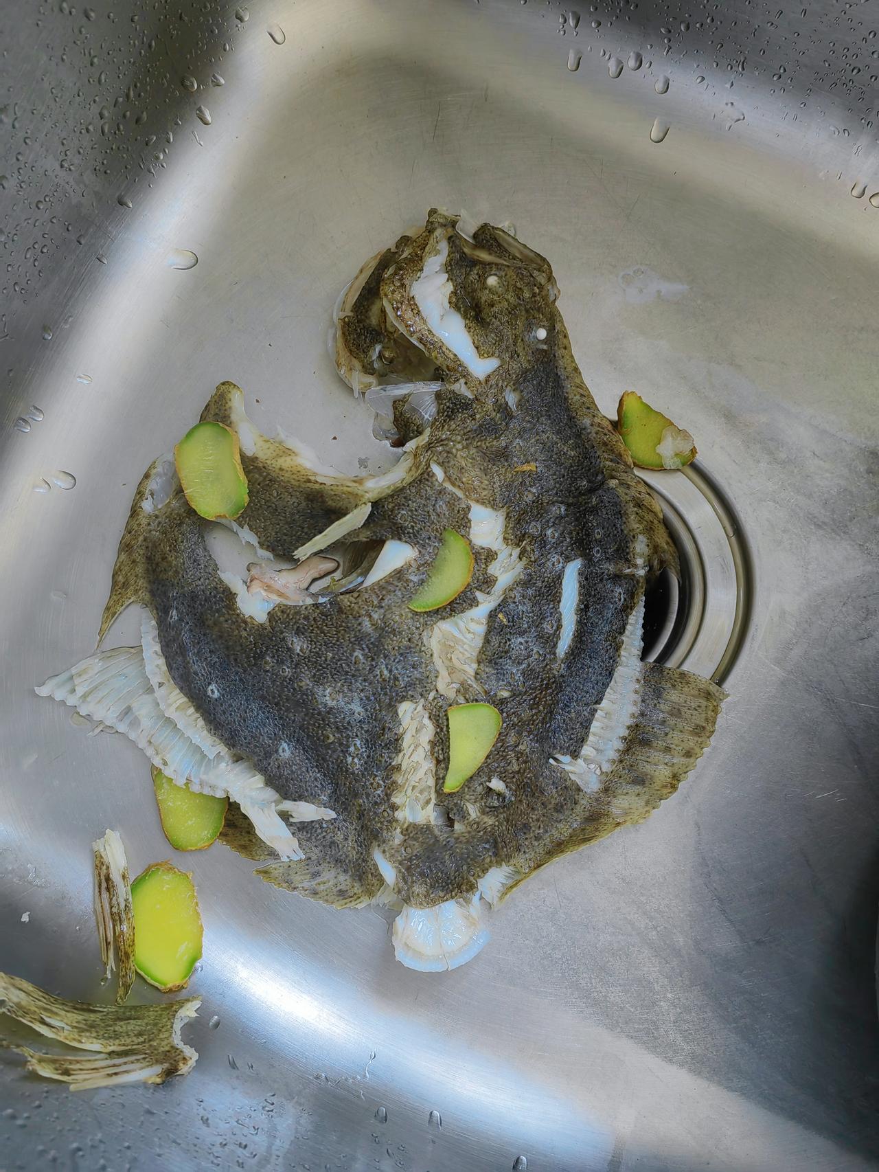 我真不是故意的，那鱼掉水池里又捞起来给爷仨吃了，谁让他们不心疼我这老妈子。[捂脸
