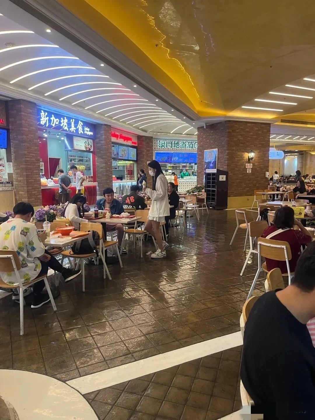 王思聪是离不开女人啊，随时身边都有女人 ​​​