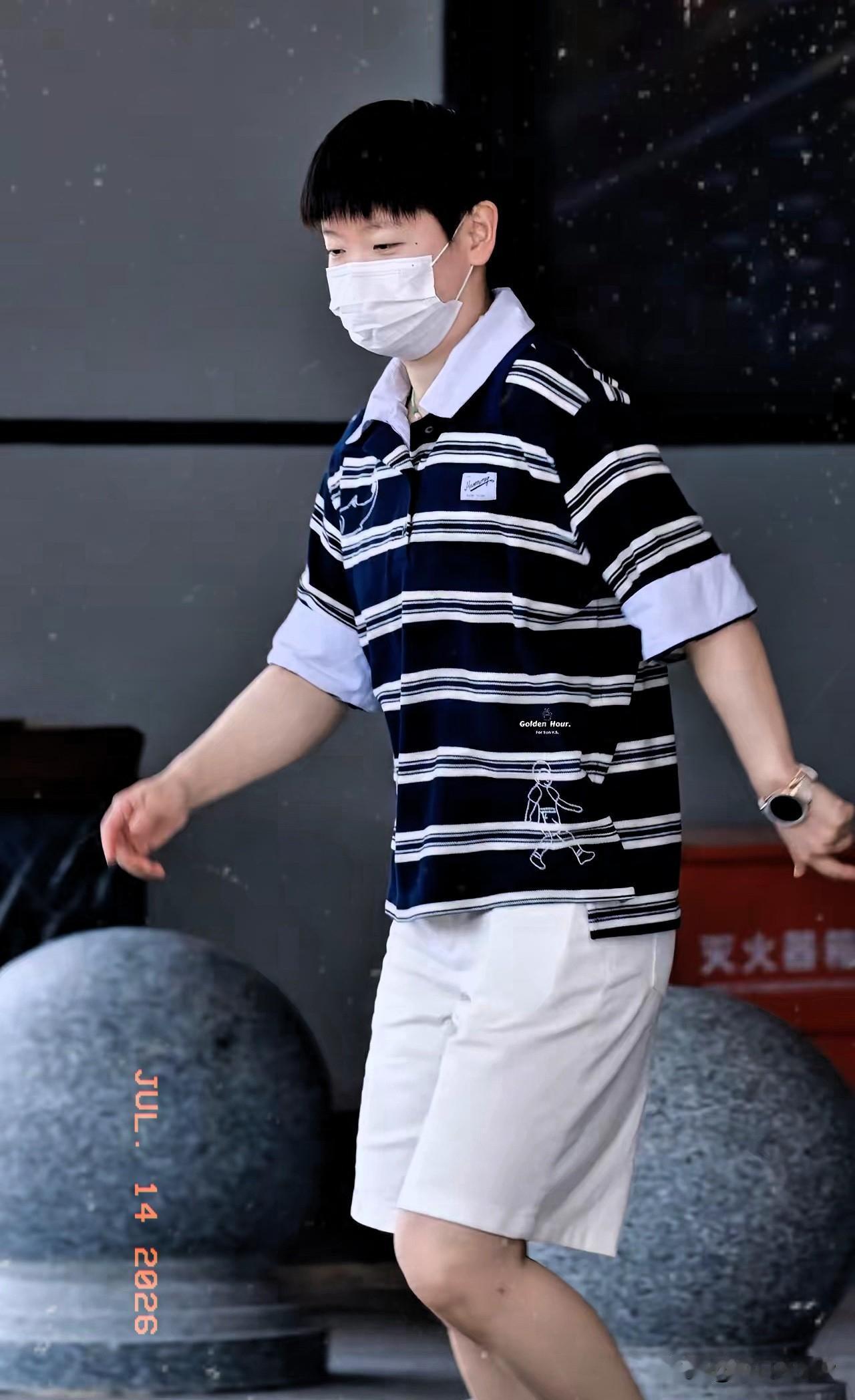 小莎莎到长沙了
又一件没见过的衣服
最近的衣品真的越来越好了[比心][比心][比