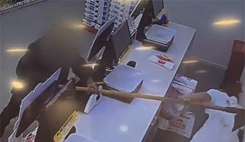 【江西一老人持锄头进店砸向女店员 老人谋杀未遂素不相识女店员】今天网友热议的网络