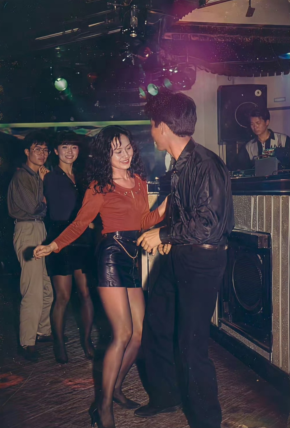 据说是1999年，深圳 罗湖 东门 太阳岛夜总会 泰国