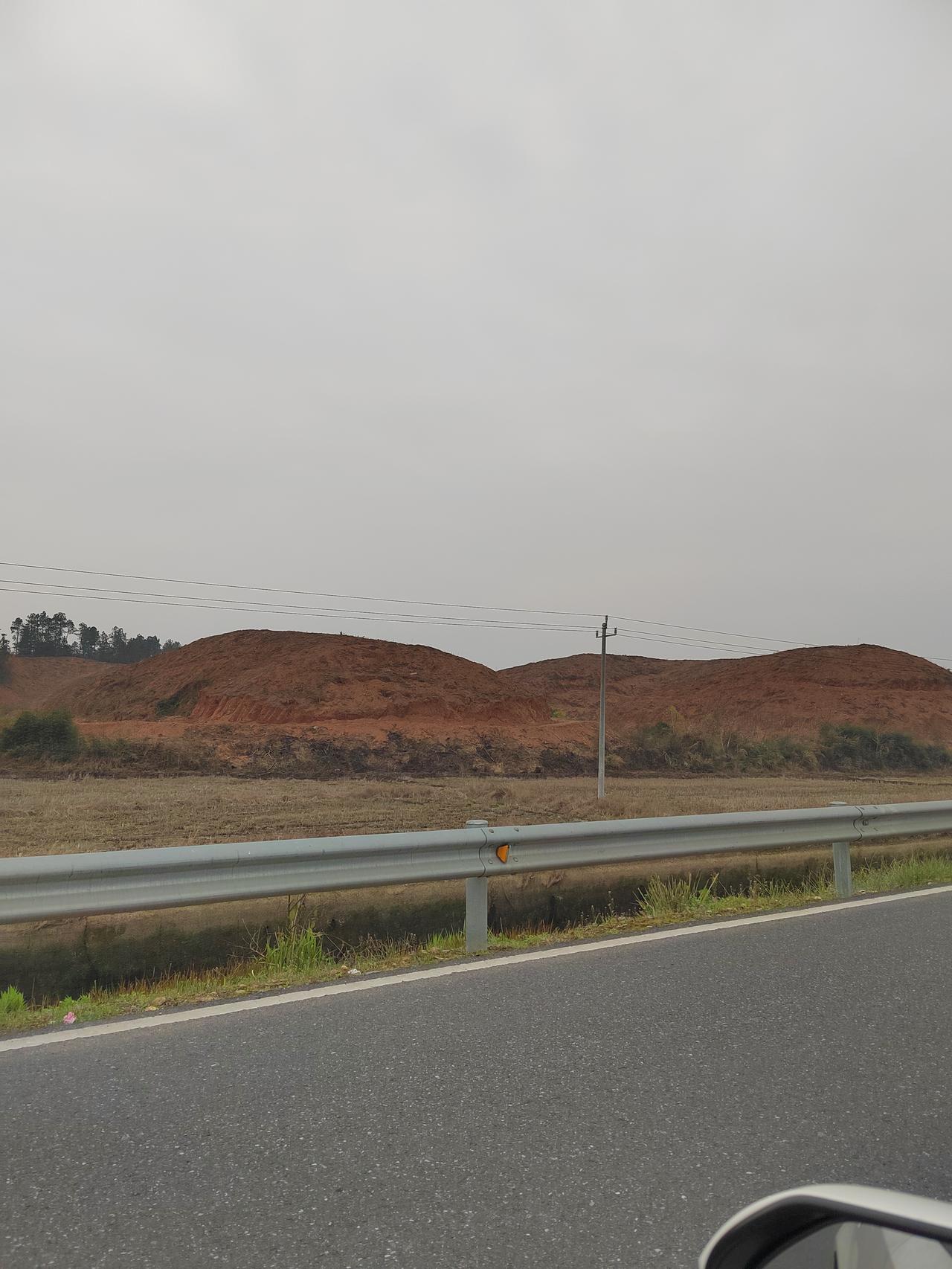 感觉最近几年森林覆盖率有所下降

最近几年，山体“秃头”现象越来越严重，不排除部