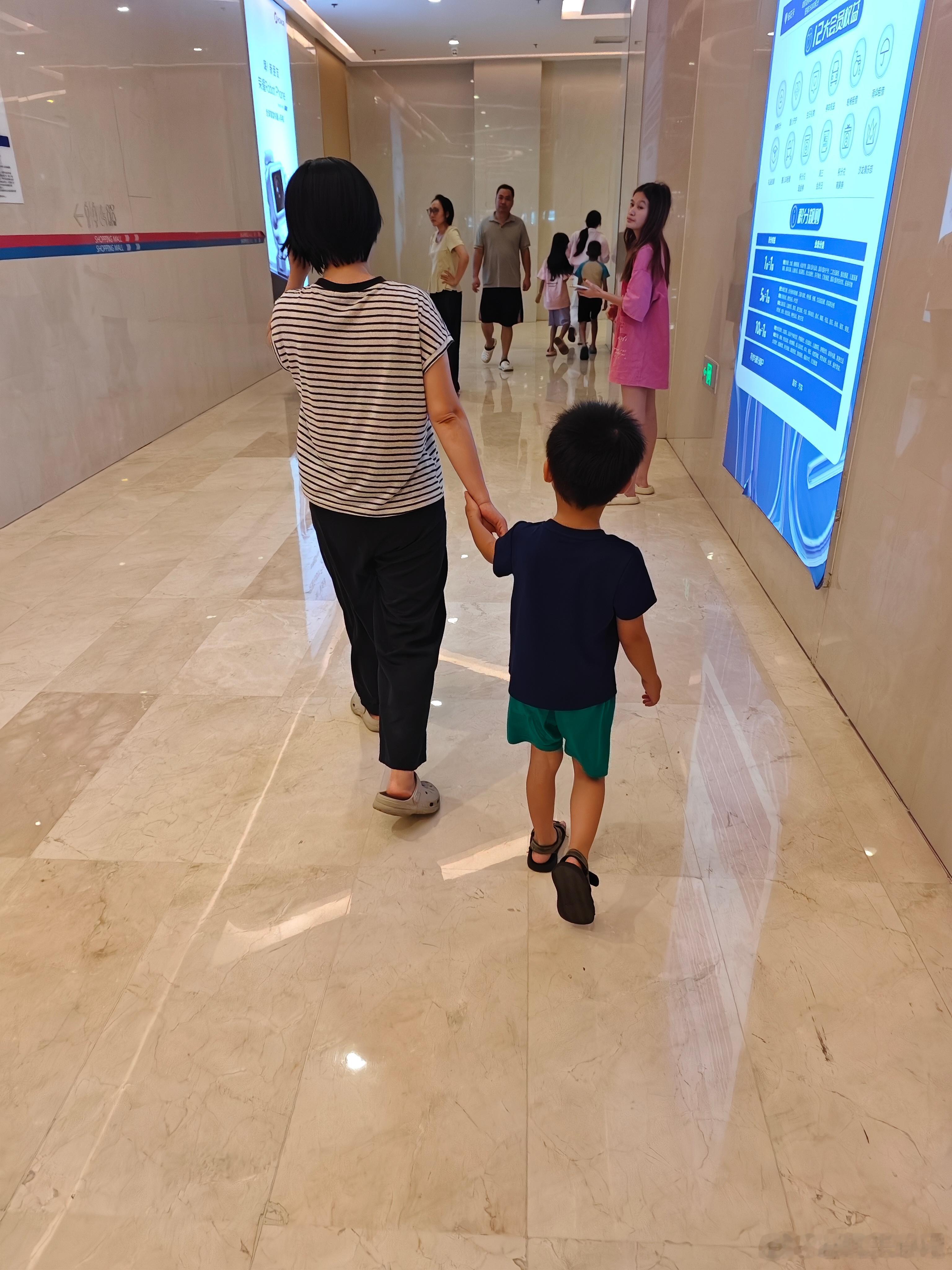 带他出来逛街，他却发了一路脾气，什么都没逛到，饭也没吃，打道回府