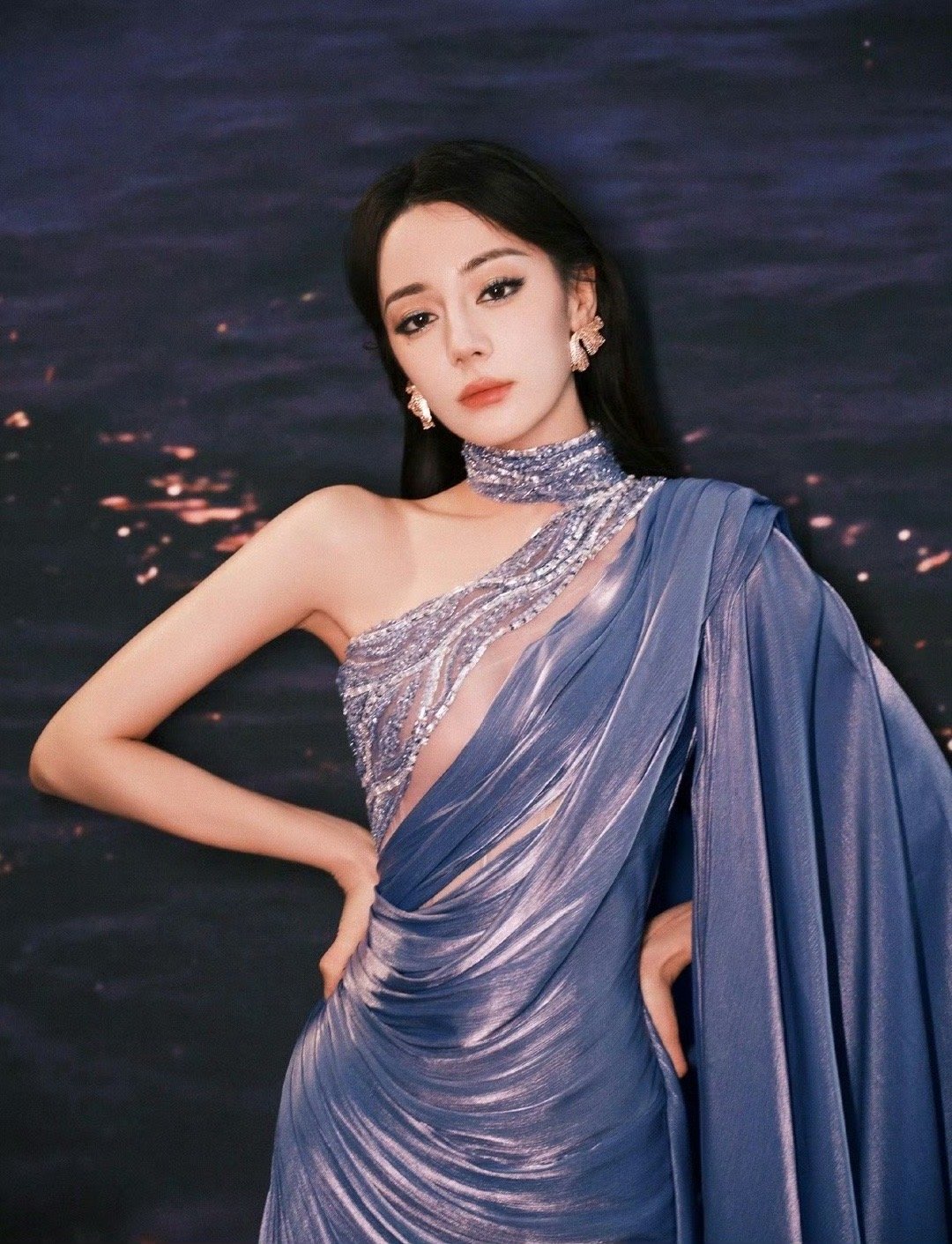 #迪丽热巴置身未来#迪丽热巴置身未来[羞嗒嗒][羞嗒嗒]未来感妆容真的好喜欢～这