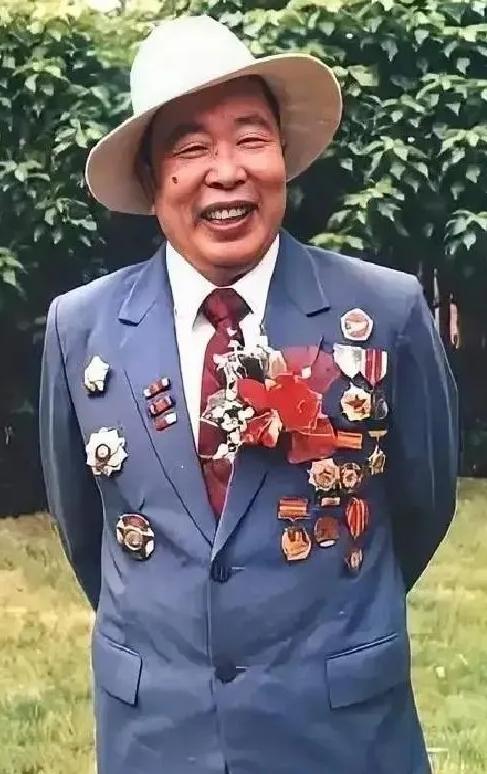 1951年，志愿军飞行员华龙毅被美军战机击落，身负重伤降落在一个山头，就在这时，