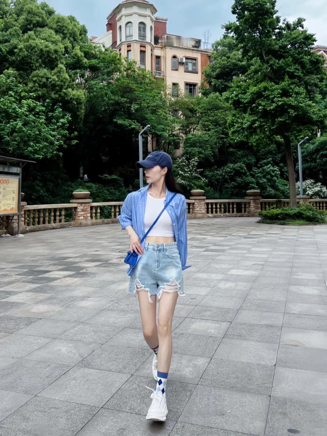 #夏日生活打卡季#🌞夏日清凉出行，解锁新潮流！白色背心简约又百搭，搭配蓝色牛仔
