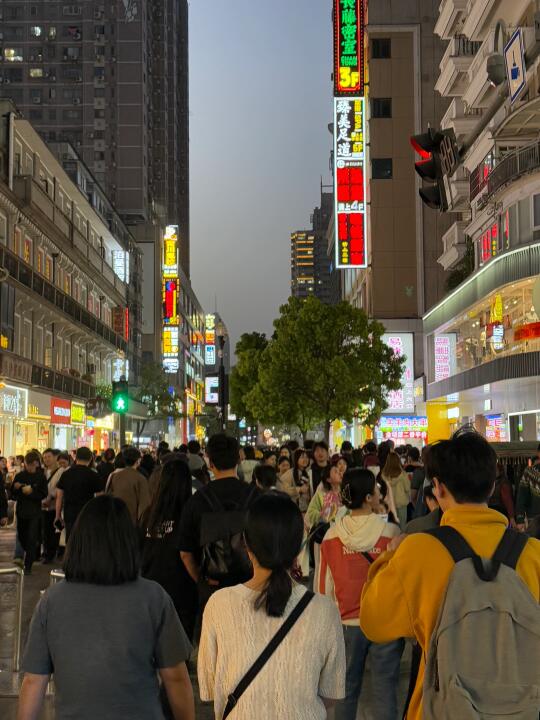 2亿人已到达武汉！！还有1亿人在路上。。。