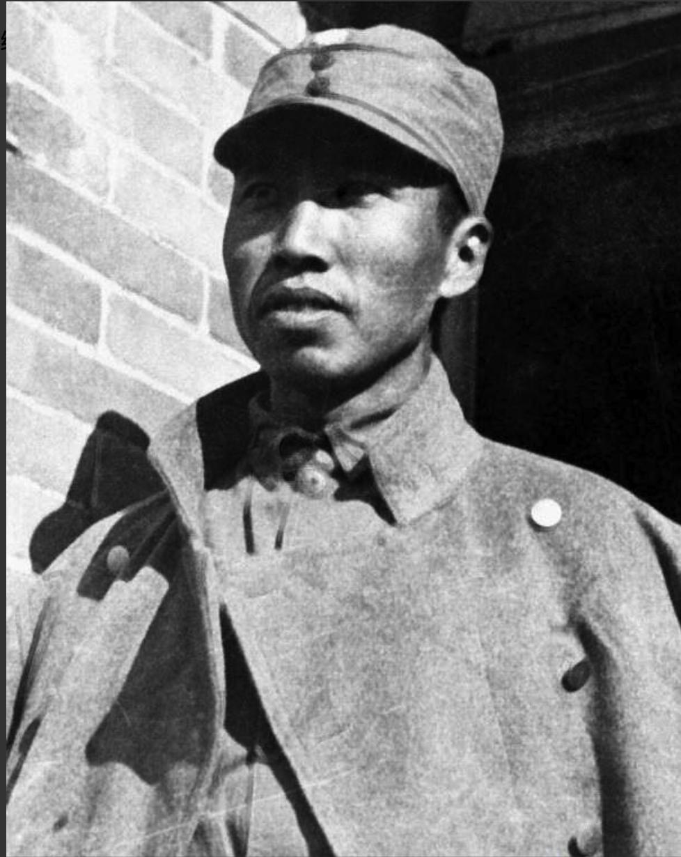 他牺牲后，全军悲痛，万人两次请愿留名；1949年大军南下，竟集体绕道只为看他母亲