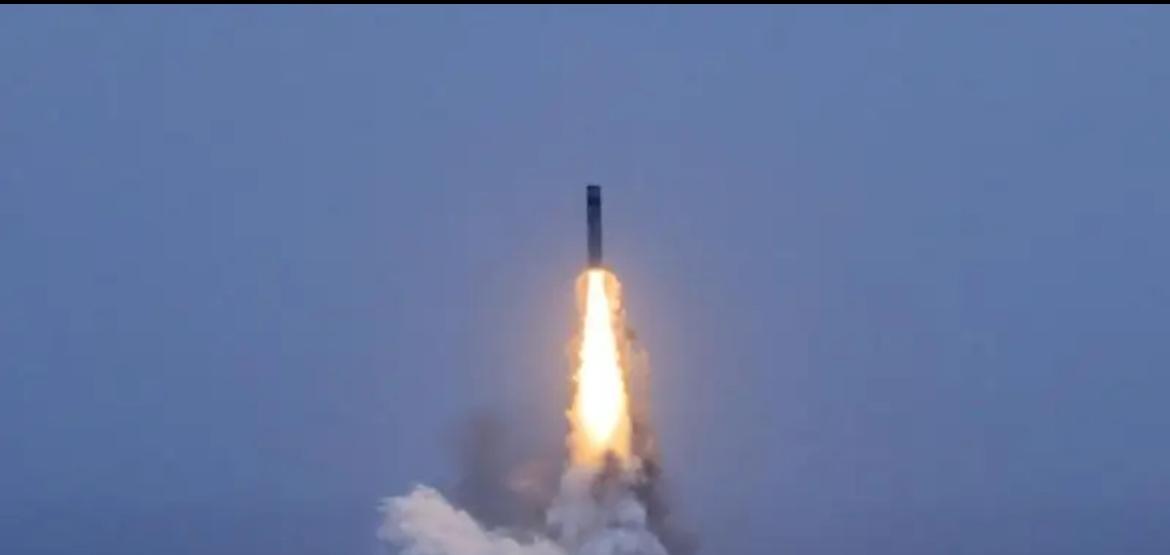 台媒报道，中国海军战略核潜艇今天中午向太平洋公海海域成功试射一枚携载训练模拟弹头