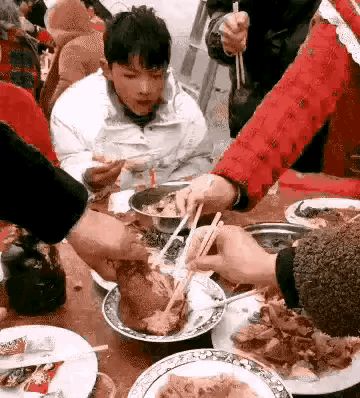 现在脱贫了，应该不会有这种食相了吧！太尴尬了。