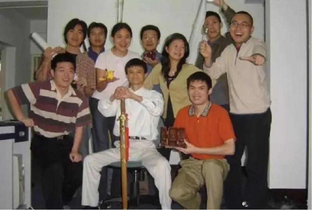消息称阿里巴巴集团前合伙人蔡景现已离职，其阿里内外平台状态显示为“退隐江湖”。蔡