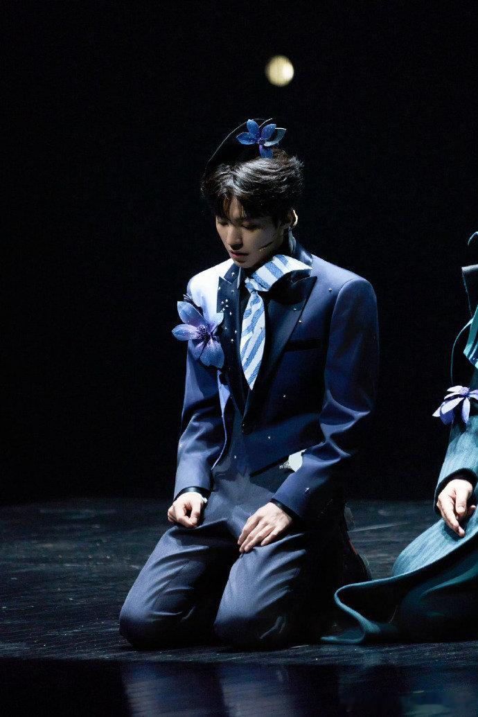 王俊凯话剧唱跳舞台 王俊凯话剧唱跳太圈粉了！享受舞台的样子好有感染力，永远为恣意