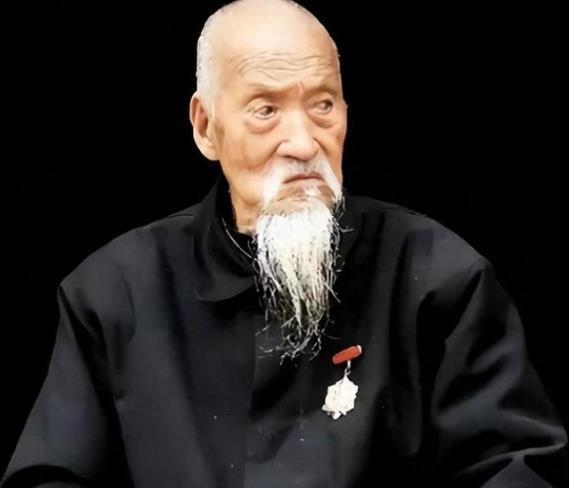 1942年秋，太行山深处，司凤梧被十四个日军包了饺子，前有刺刀，后有枪口，一脚踩