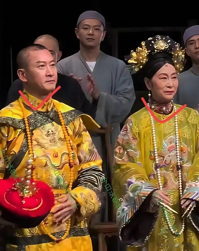 这小表情我第一眼还以为是曹云金呢，仔细一看原来是周杰，

还有旁边的奚美娟饰演的