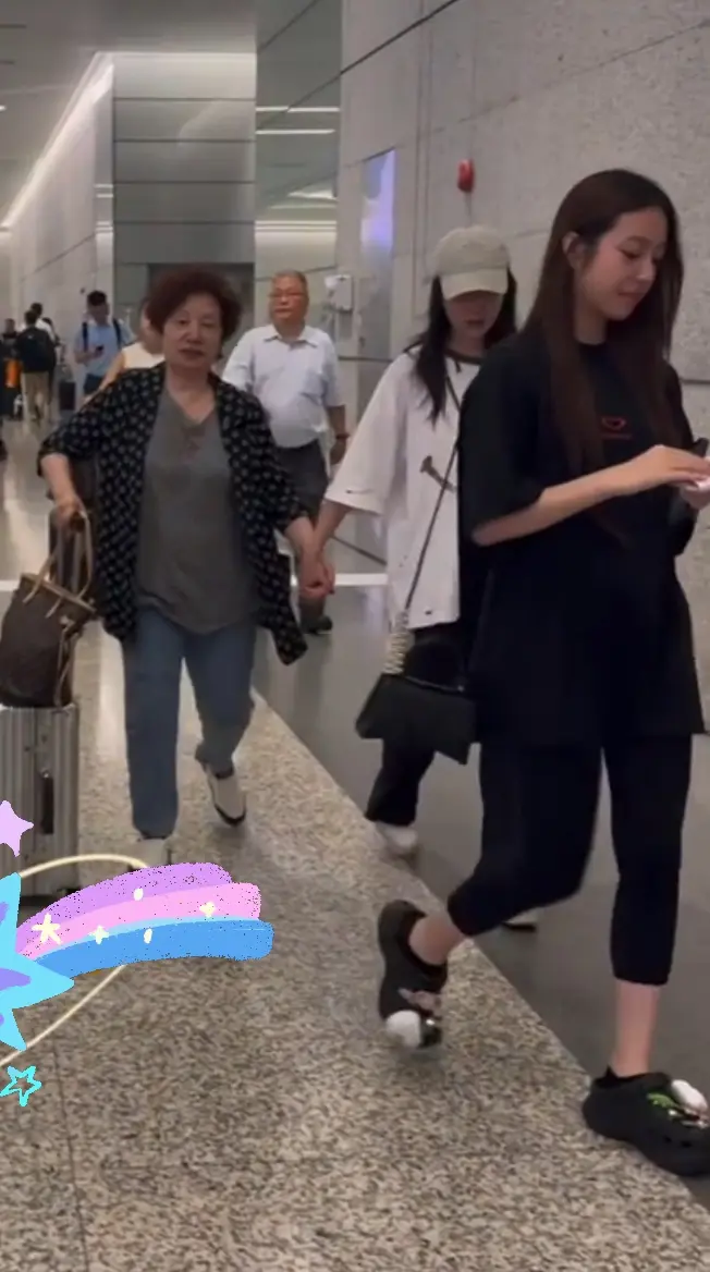 小四月跟妈妈外婆度假归来。小四月妈妈拉着外婆，祖孙三人很有爱