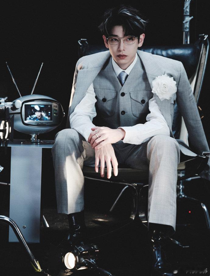 彭昱畅金丝眼镜 这一身真的越品越有味道！灰色西装+金丝眼镜斯文雅致，挑染彰显态度