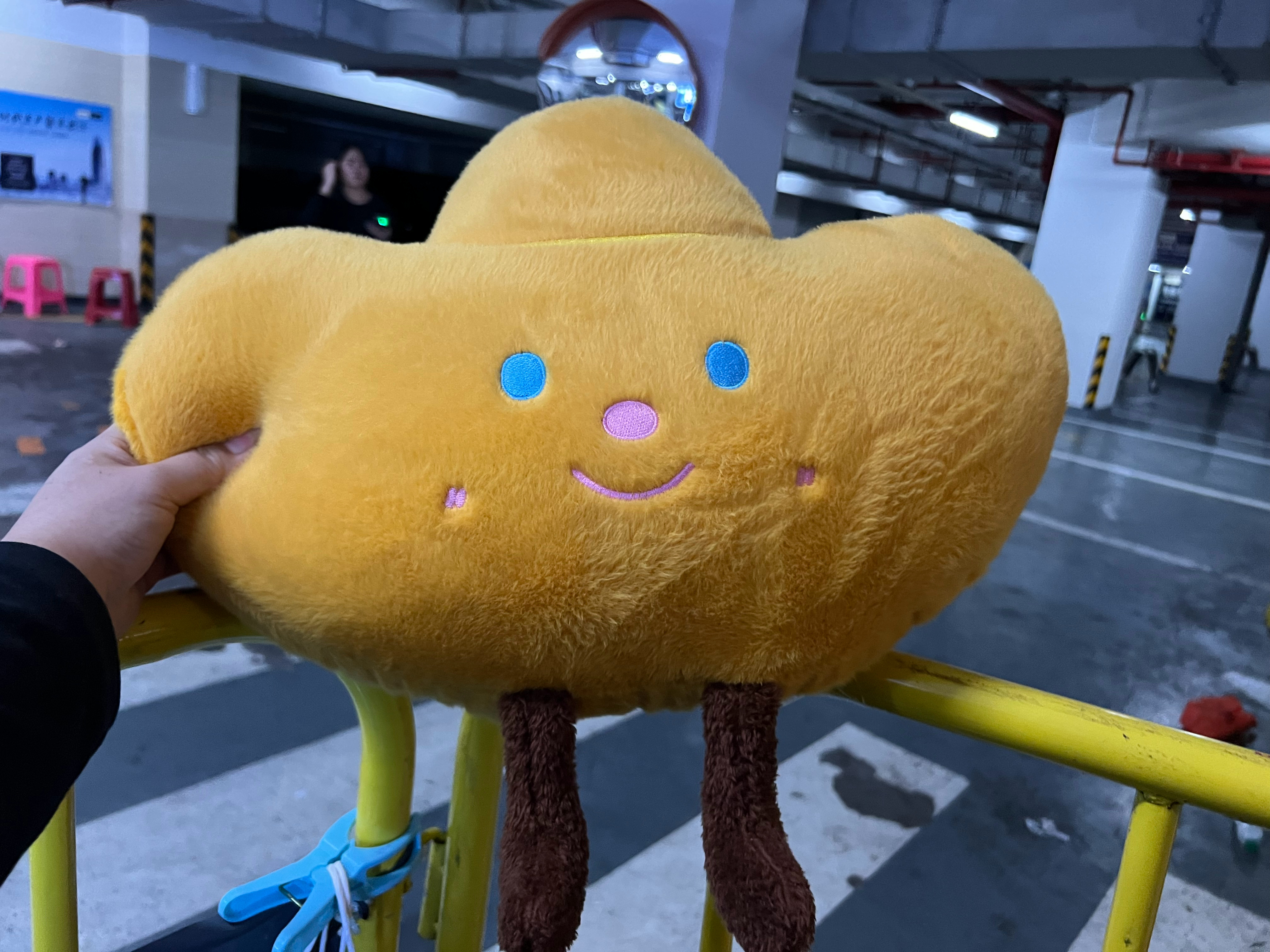 2025年第一天，不仅收到黄晓明的玩偶，还有海棠姐姐的薯片，谢谢☺️ 