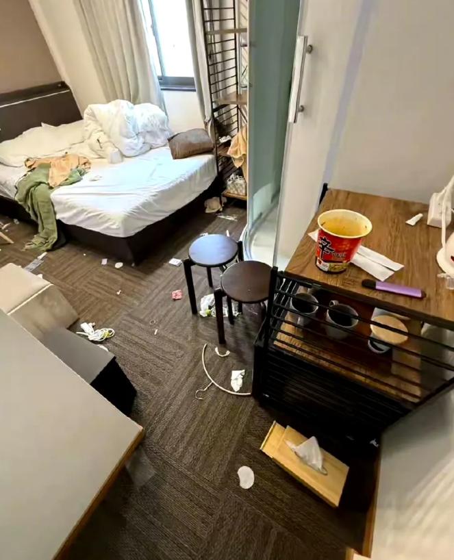 日本一旅馆老板在社交平台发布了一组照片，显示中国游客退房后的房间脏乱差，日本网友