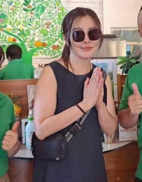 #王祖贤回台湾过中秋#虽然是戴着超大的墨镜，但美人仍旧还是很漂亮，保养方面也是不