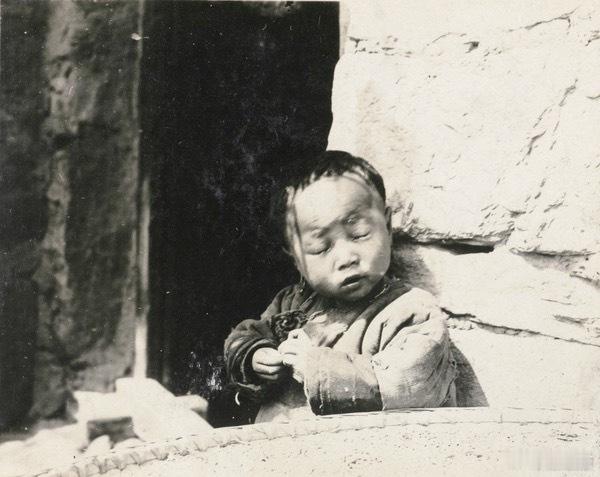 街头玩耍的儿童，1920年 ​​​