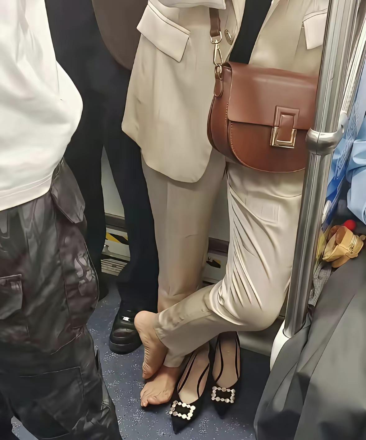 肯定太累了，不然不会这样的，体谅一下吧，都不容易