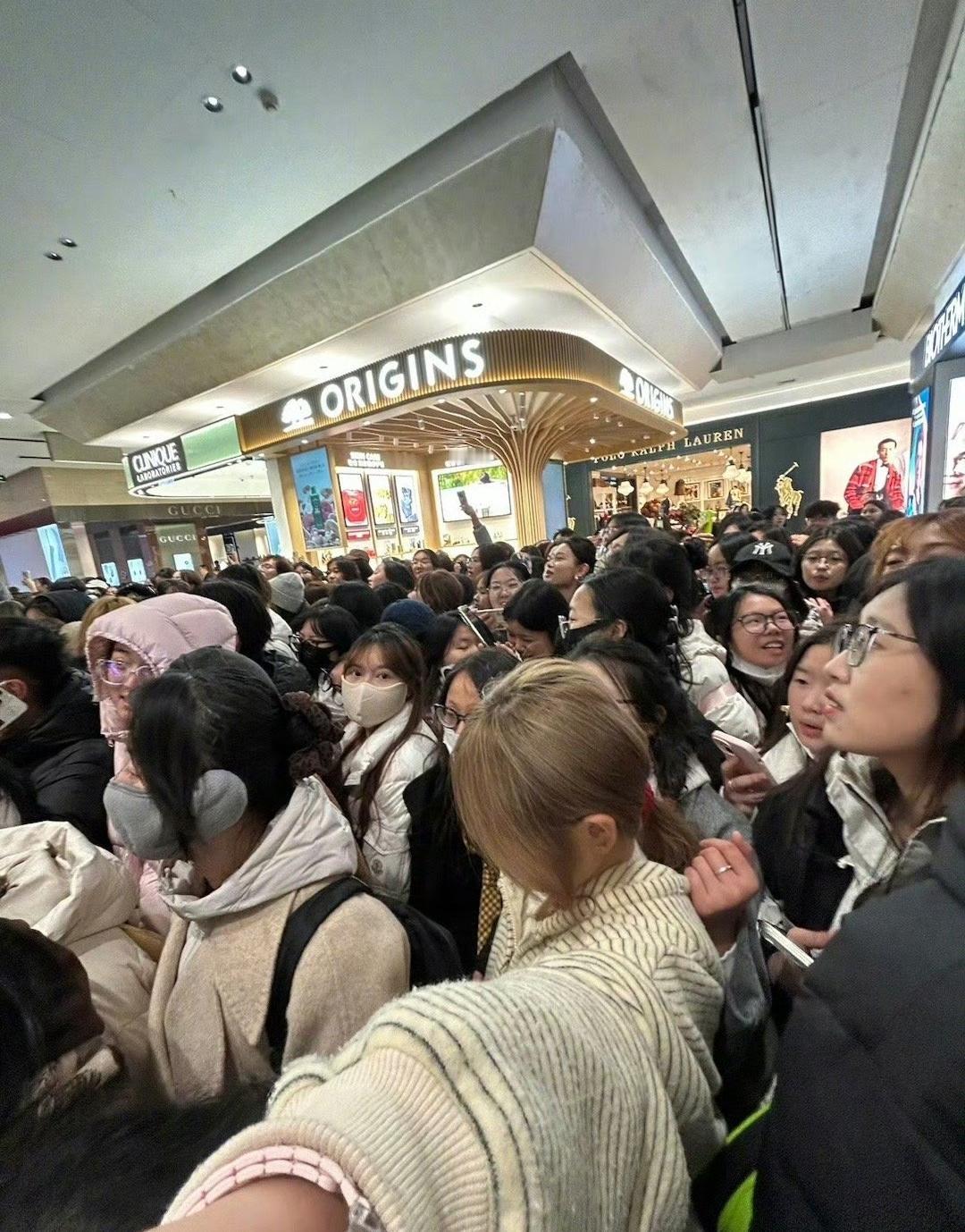 这些大姑娘小媳妇们都不上班啊？
男演员李昀锐石家庄某商场参加线下活动，结果两三点