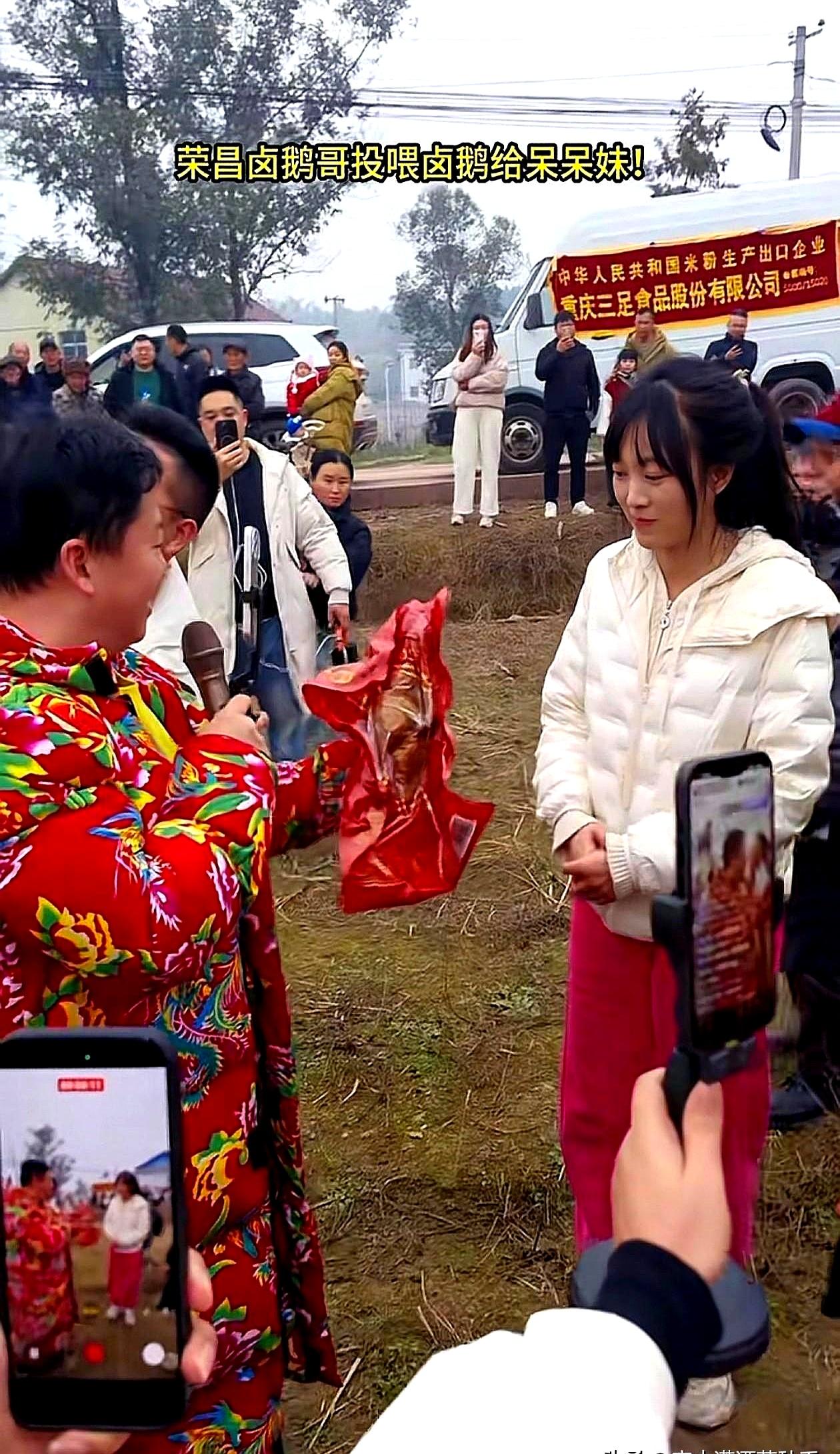 重庆合川，姑娘“呆呆”一条求帮忙杀猪的视频，把全国网友喊来。
 

两天，现场上