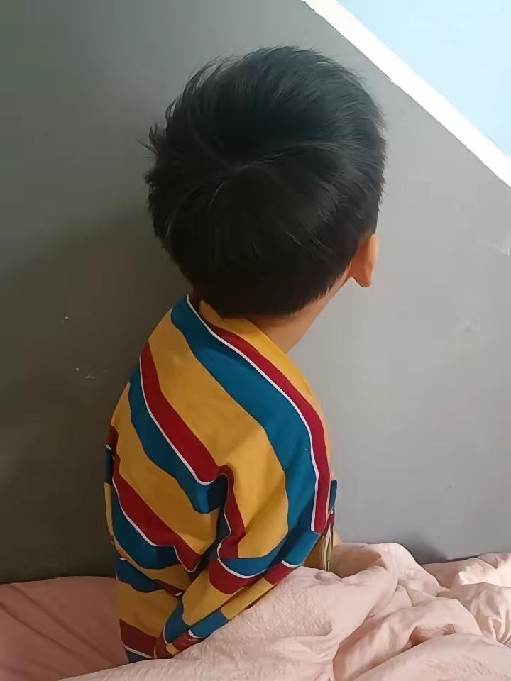 昨天晚上我从外面遛弯回来，听见儿子和儿媳妇在吵架，我仔细一听，原来是儿媳妇怀孕了