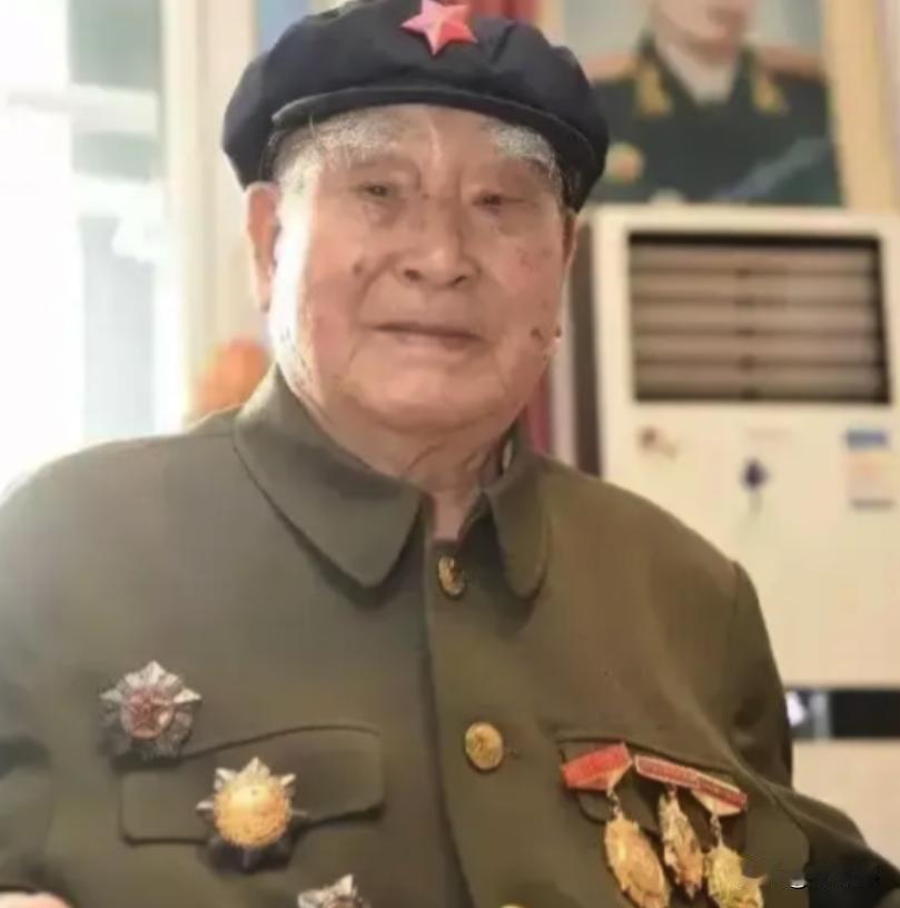 1943年，两名伪军奉命打扫战场时，发现一个八路军还活着，正要上前补刀，这个八路